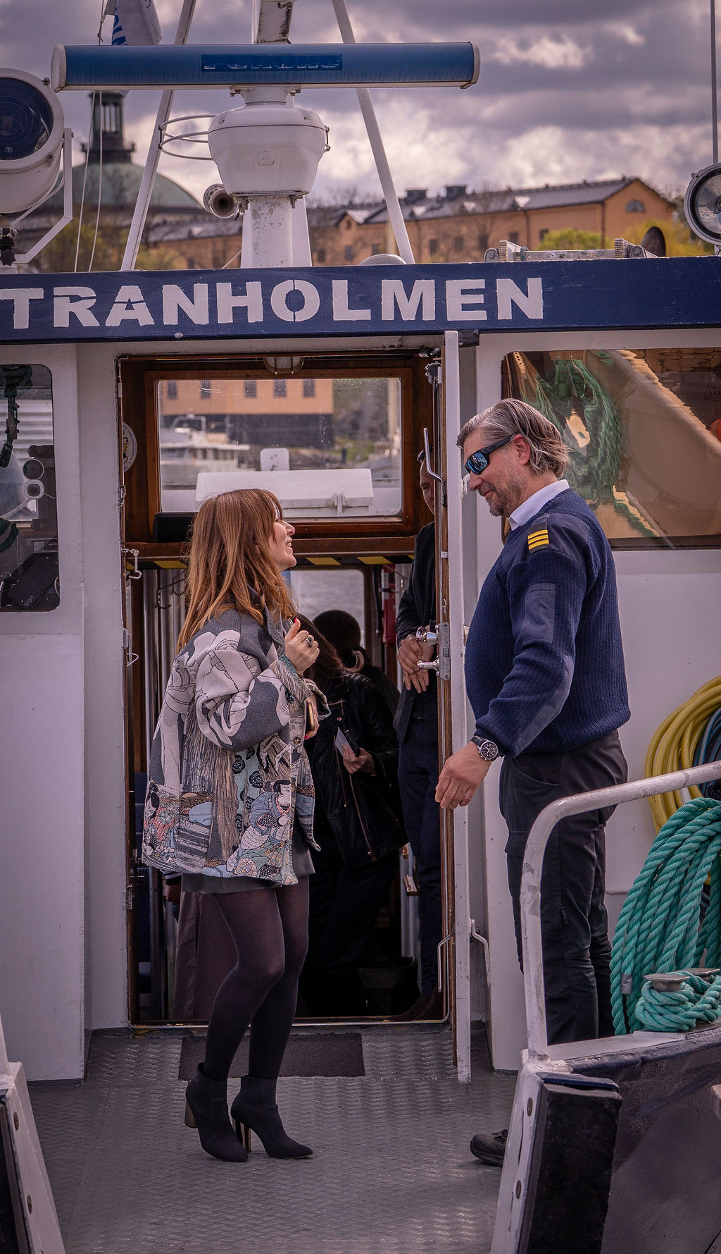 Befälhavaren välkomnar en gäst ombord på M/S Tranholmen