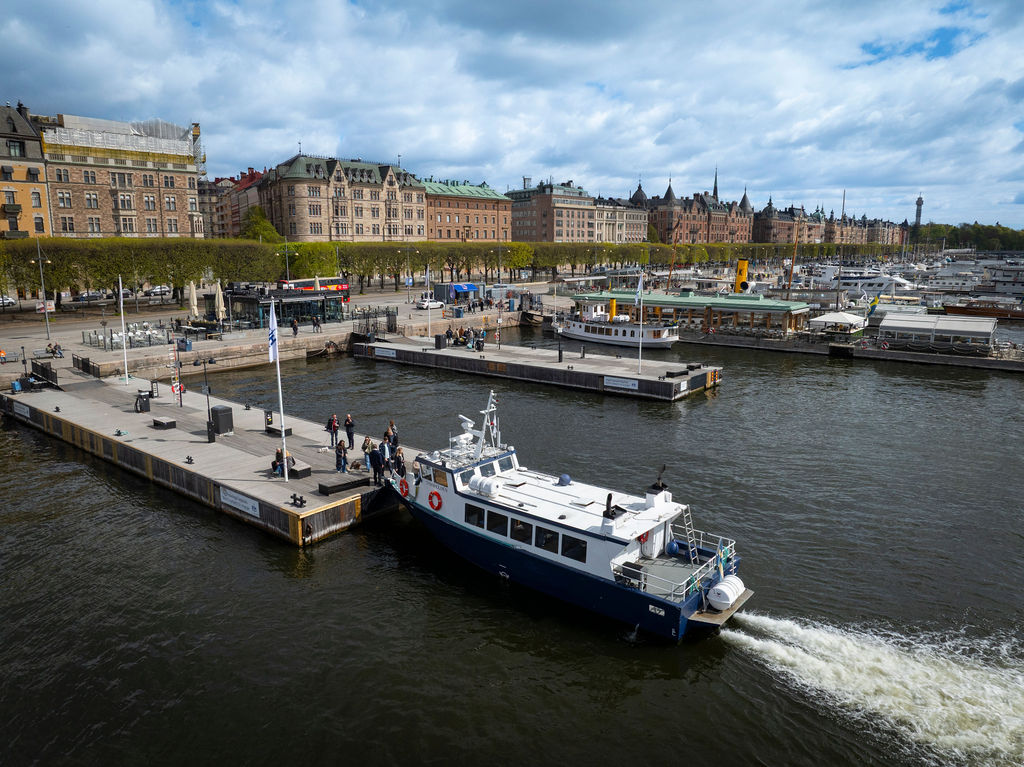 M/S Tranholmen vid bryggan på Strandvägen i Stockholm