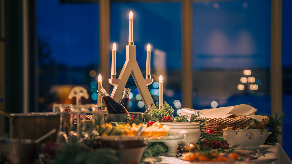 Dukat julbord med levande ljus och utsikt mot vattnet