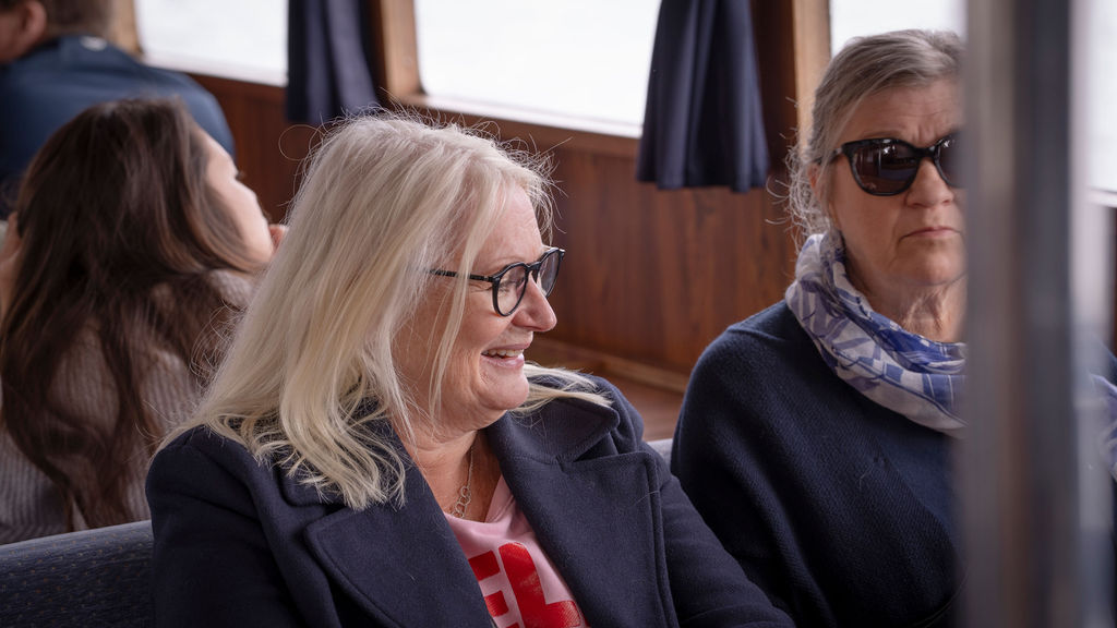 Två gäster som trivs i salongen ombord på M/S Tranholmen