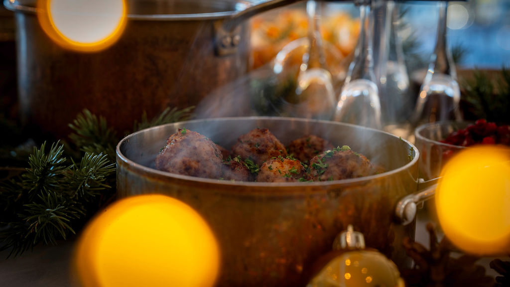 Rykande köttbullar på julbordet