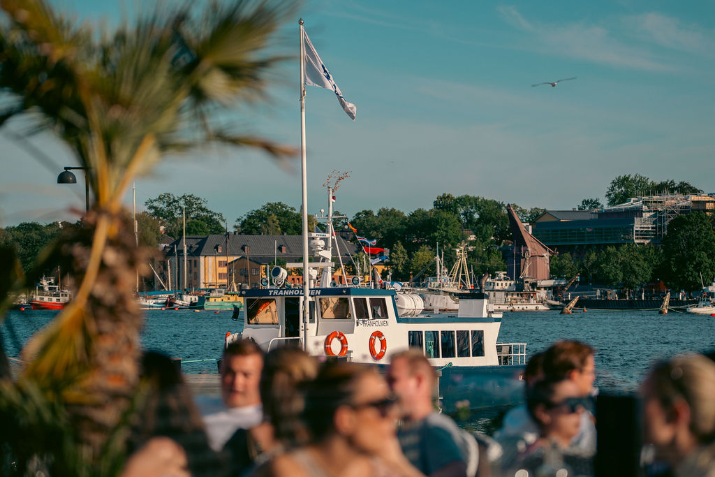 M/S Tranholmen vid kaj med Stockholms siluett i bakgrunden